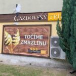 3D nápis a banner s konštrukciou