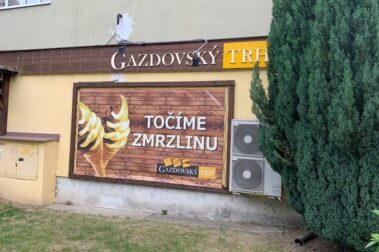 3D nápis a banner s konštrukciou
