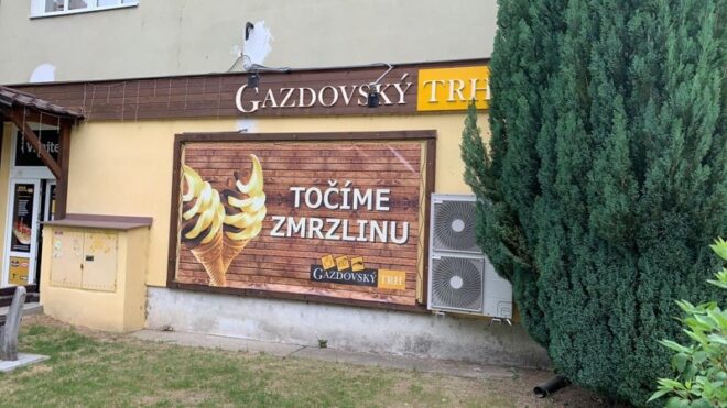 3D nápis a banner s konštrukciou