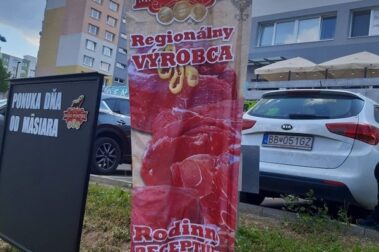 beachflag a kriedová tabuľa